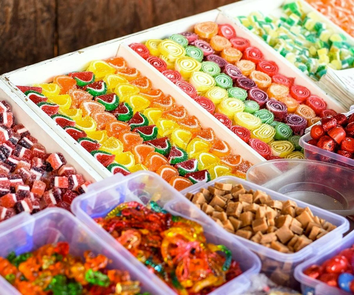 Premium şeker ve tatlı koleksiyonumuzun vitrin gösterimi